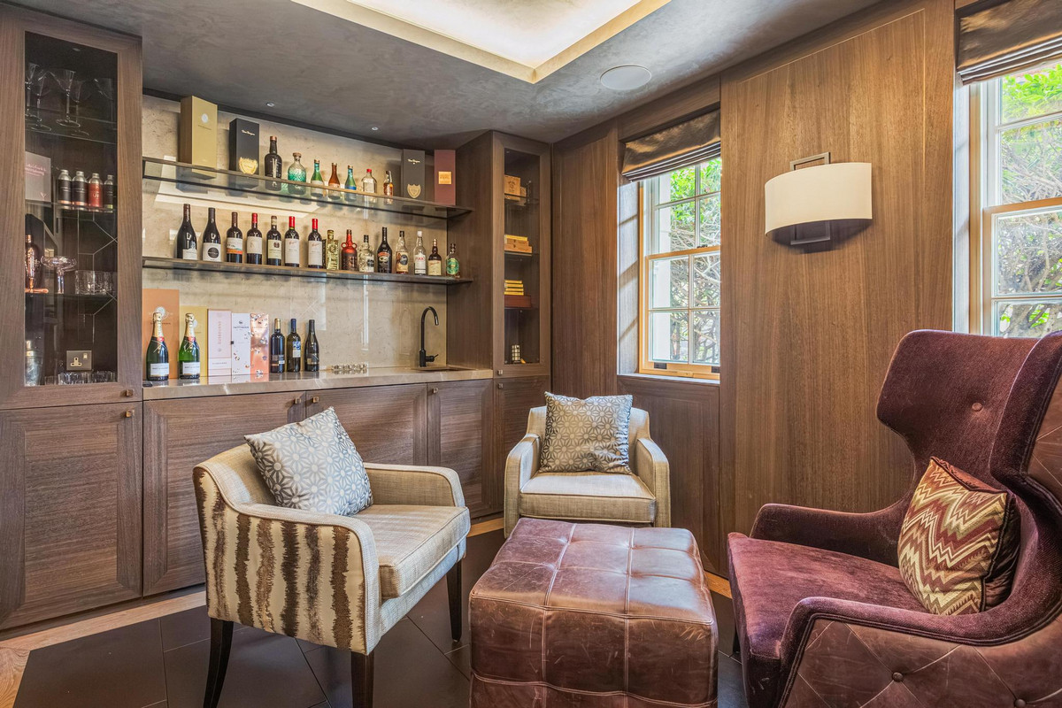 Bar and snug — Lindsay Square, Pimlico