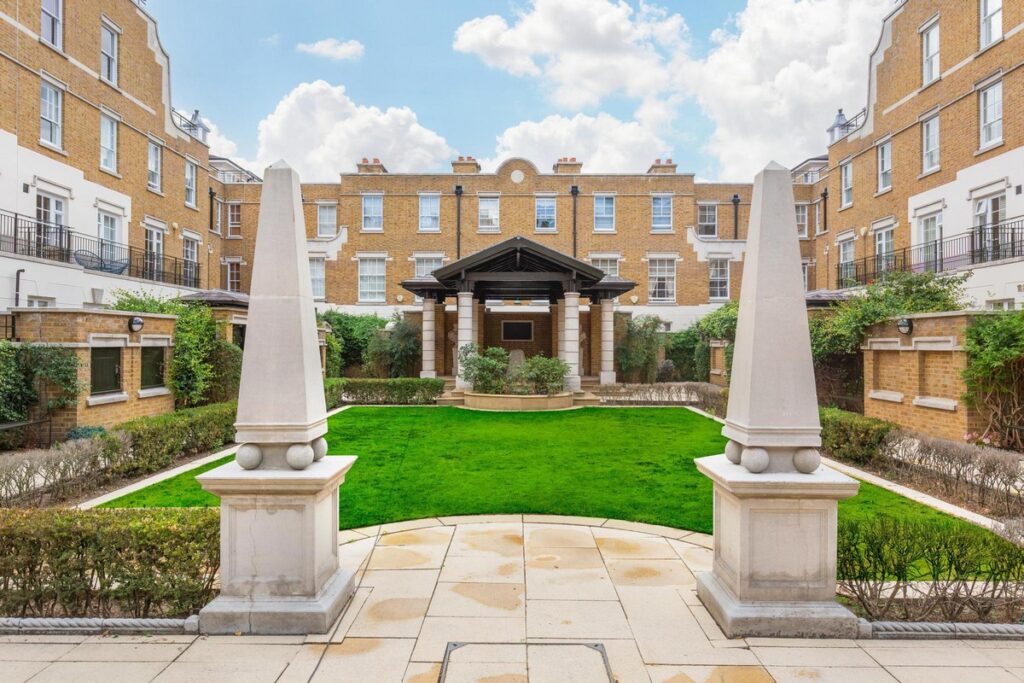 Lindsay Square garden setting in Pimlico