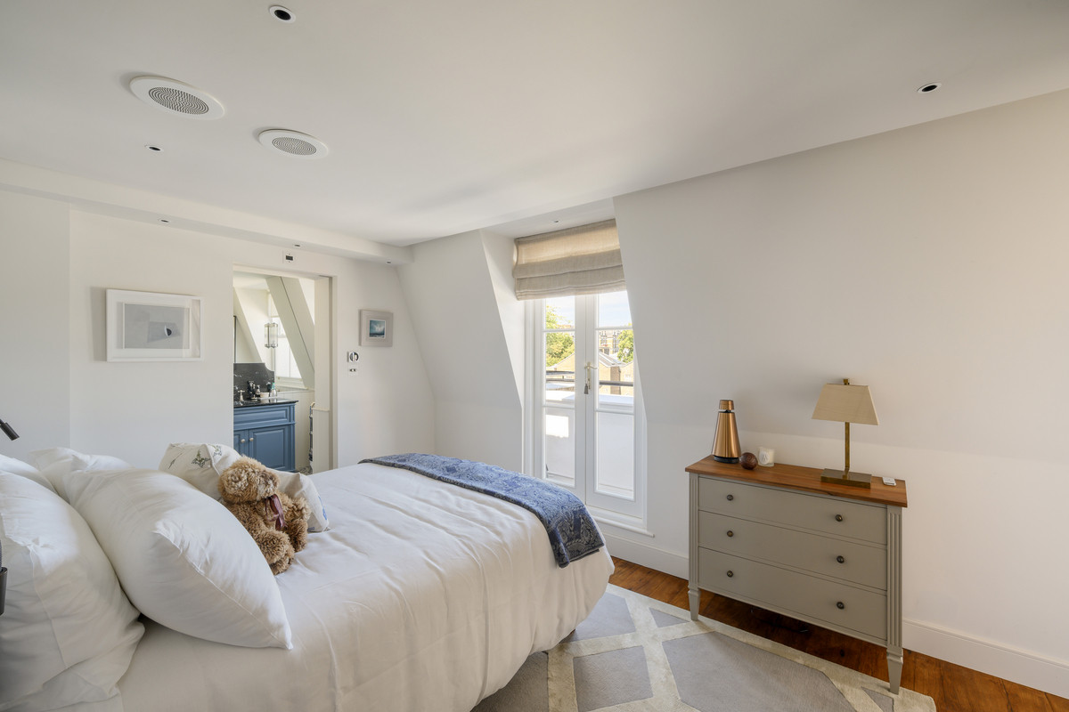 Principal bedroom — Observatory Gardens, Kensington