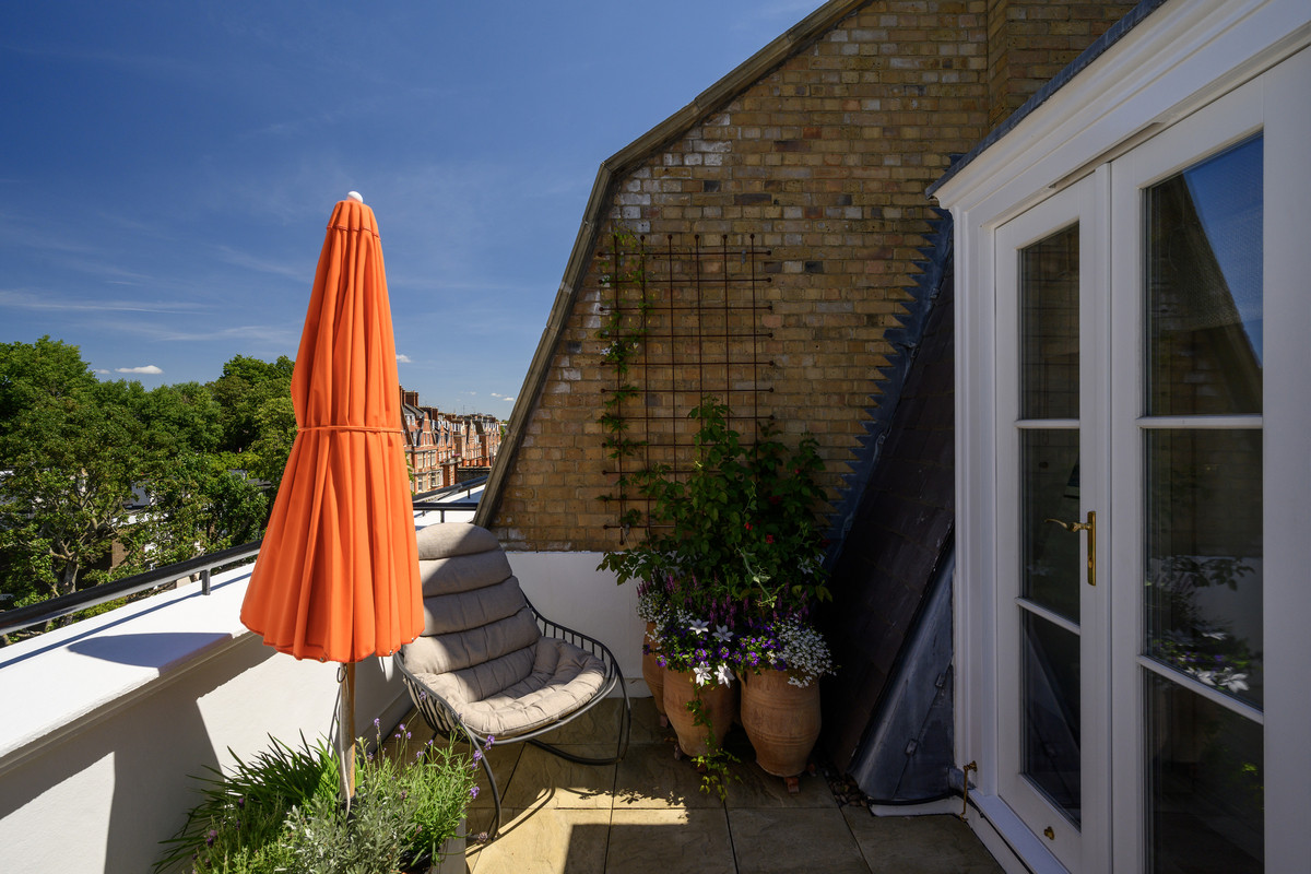 Private terrace — Observatory Gardens, Kensington