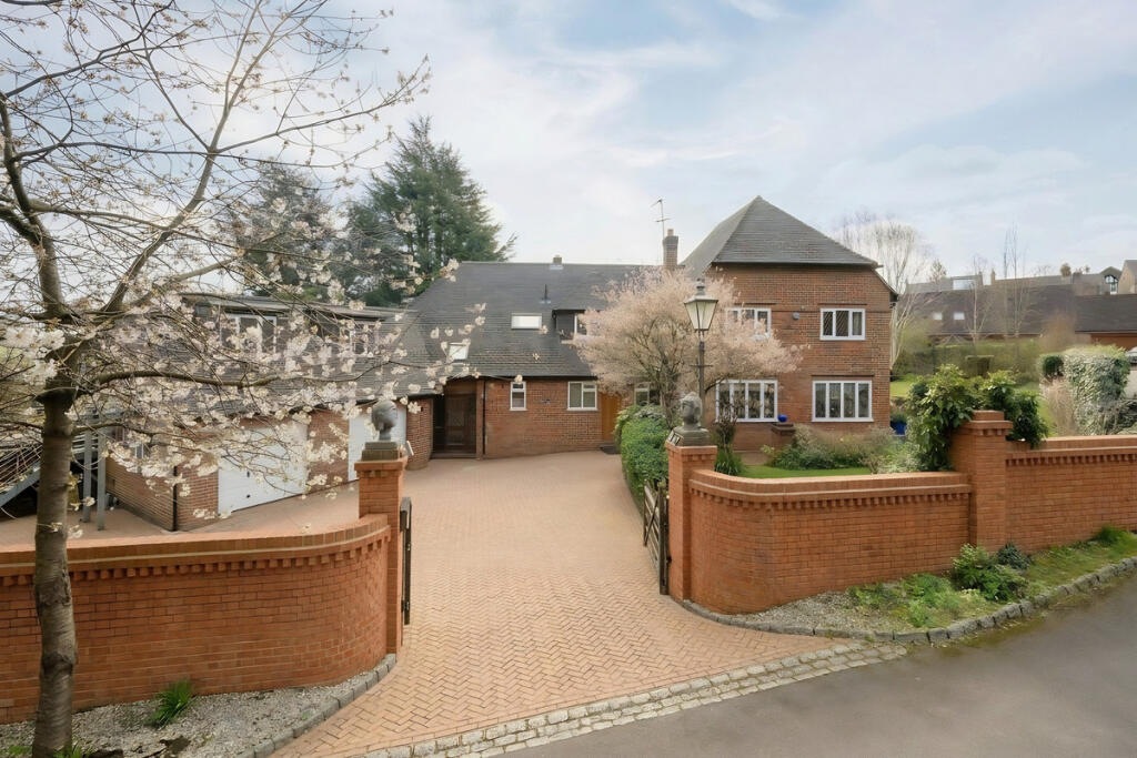 Common Lane, Hertfordshire WD4 — Front elevation and gated driveway