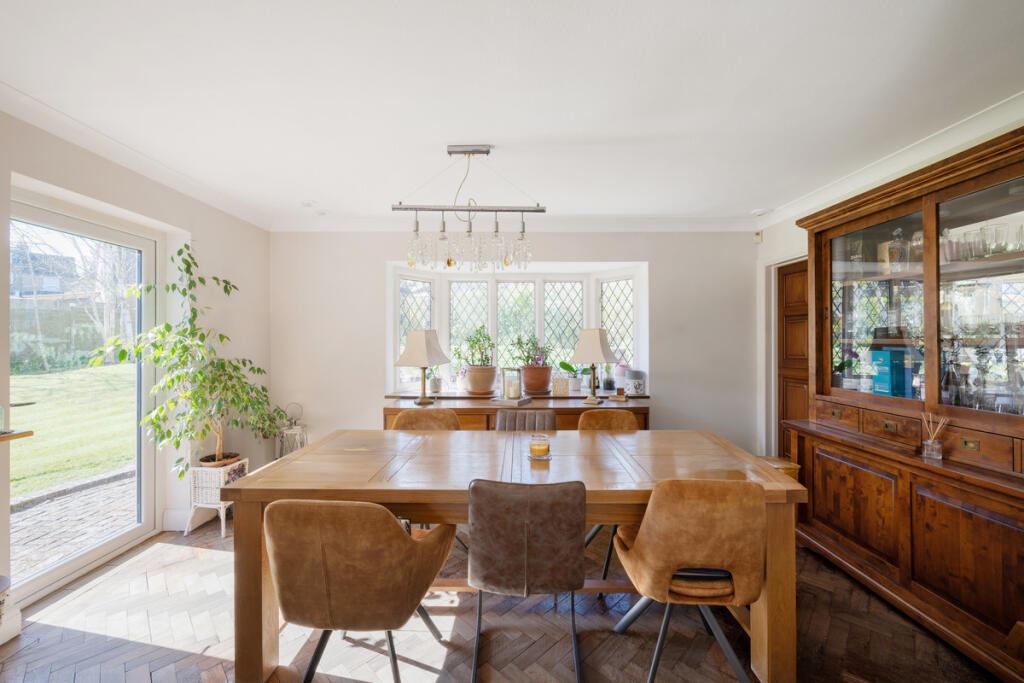 Common Lane, Hertfordshire WD4 — Dining and family room