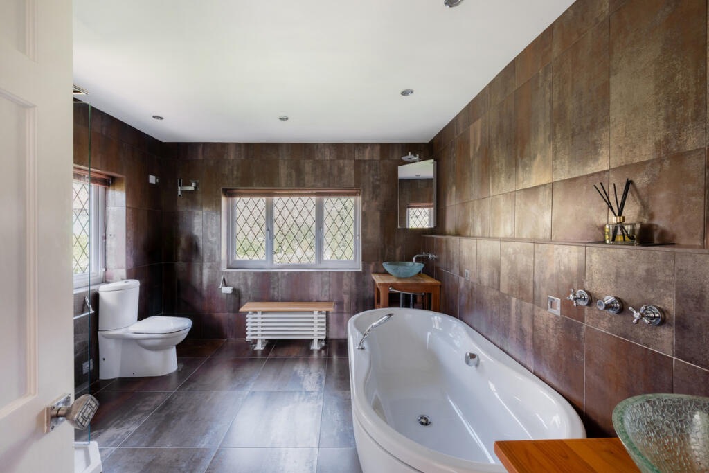 Common Lane, Hertfordshire WD4 — En-suite bathroom